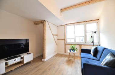 Wohnzimmer mit Sofa und Fernseher