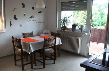 Esstisch mit Stühlen